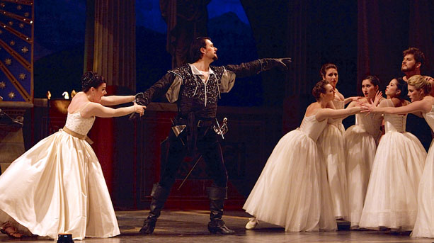 Olivier Laquerre - As King Thoas, with Peggy Kriha Dye and Krešimir Špicer. - Iphigénie en Tauride (2009)